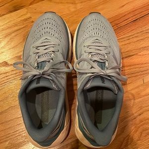 Hoka One One Arahi 5 tennis shoes